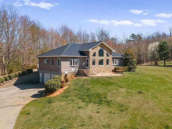 3rd image of 185 Bonnie Lee Ln