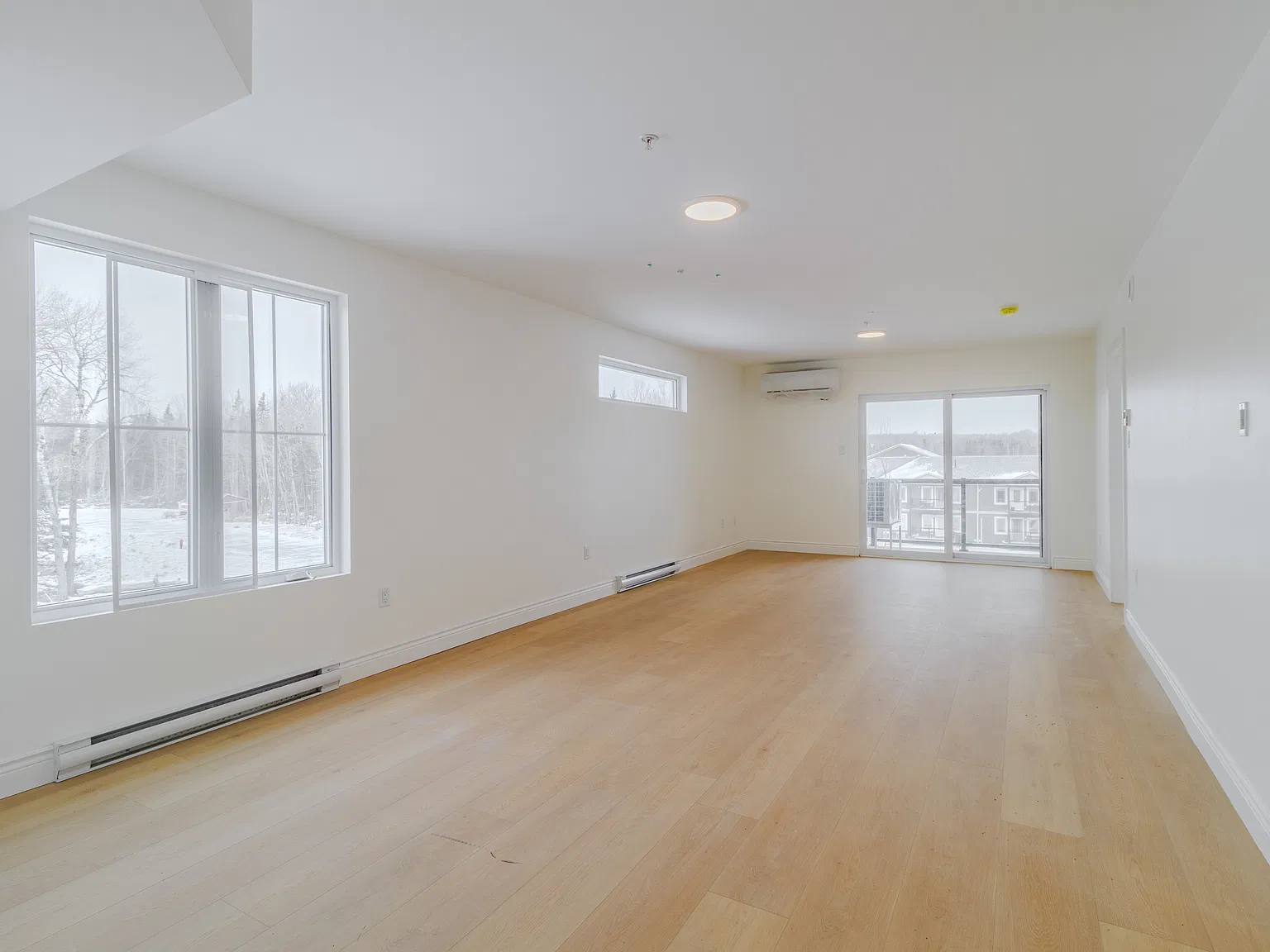 975 Brookside Dr — Photo 3