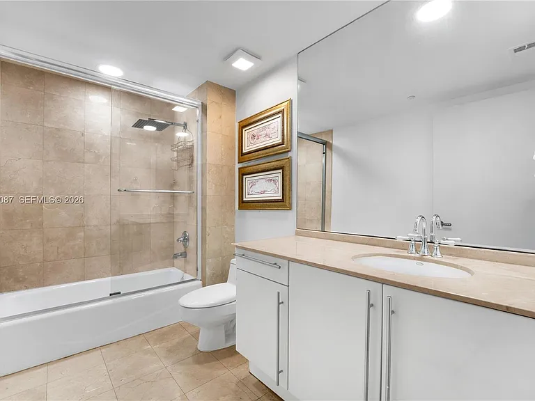 1000 S Pointe Dr #2501 — Photo 32