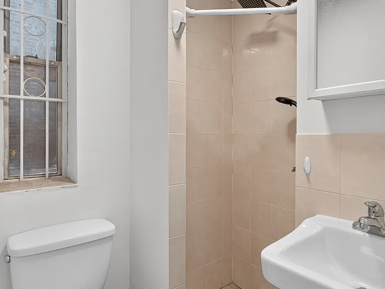 631 E 11th St #3 — Photo 13