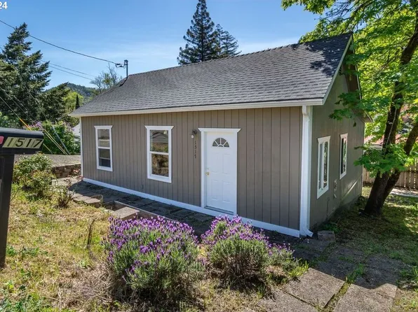 1517 SE Booth Ave, Roseburg, OR 97470