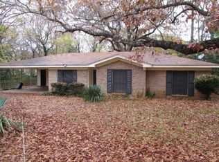 704 Lakeshore Dr, Palestine, TX 75801