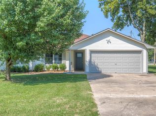 1002 S Arthur Ave, Wagoner, OK 74467