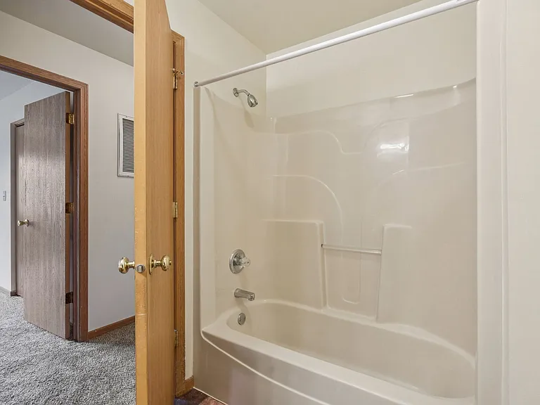 Maple Leaf Apartments — Photo 15