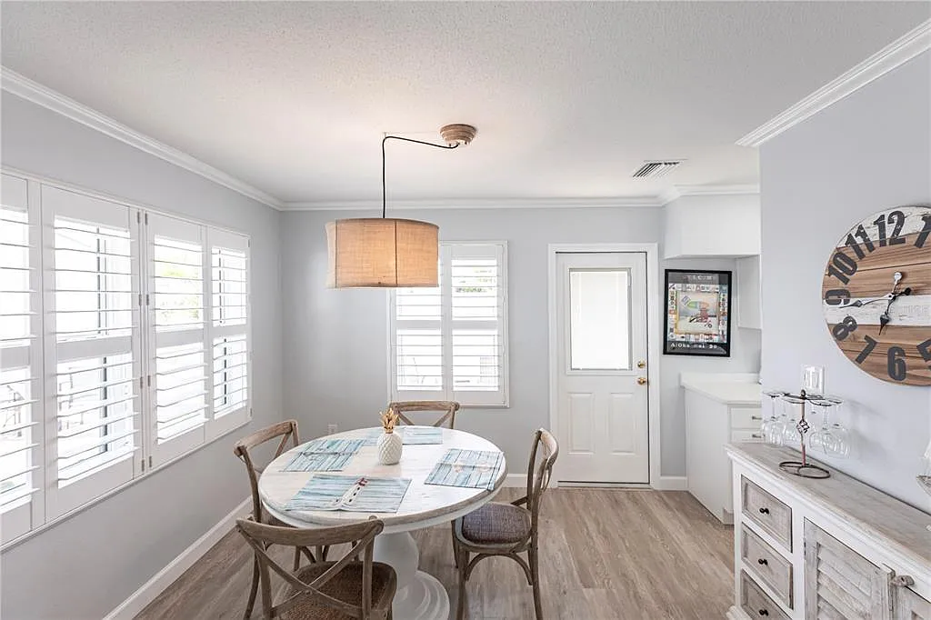 1 bed, 1.5 bath, 696 sqft, $5,970 — Photo 2