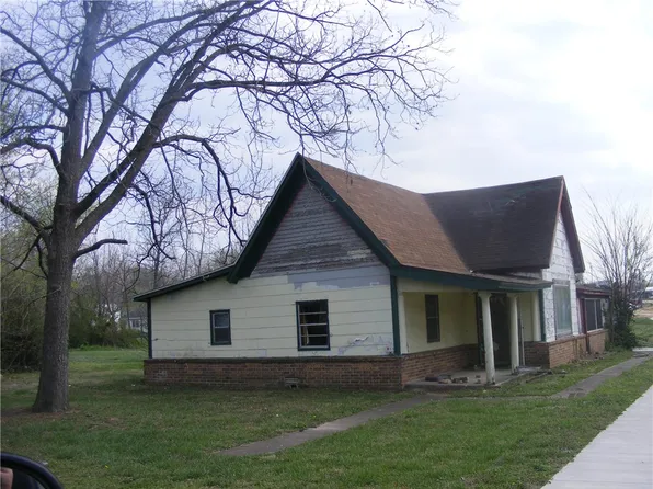 406 W 1st Ave, Gentry, AR 72734