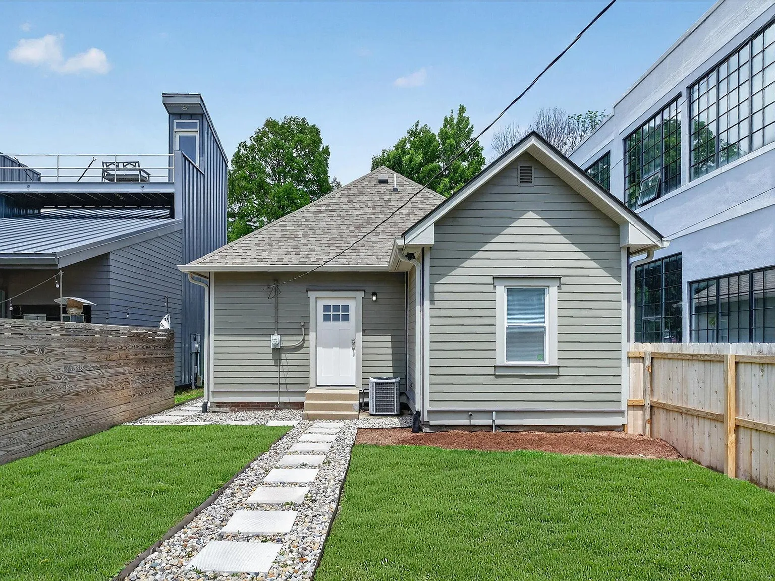 3 bed, 1200 sqft, $2,000 — Photo 3