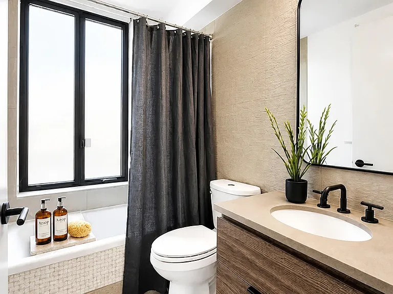 70 W 37th St #12 — Photo 4