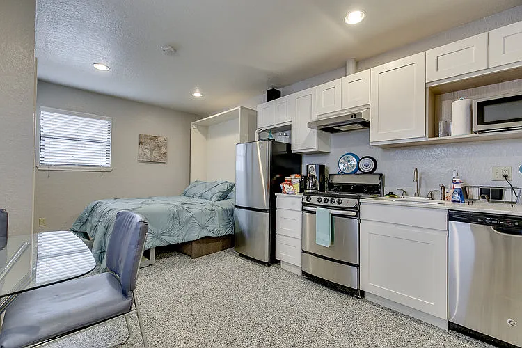 Studio, 276 sqft, $670 — Photo 2