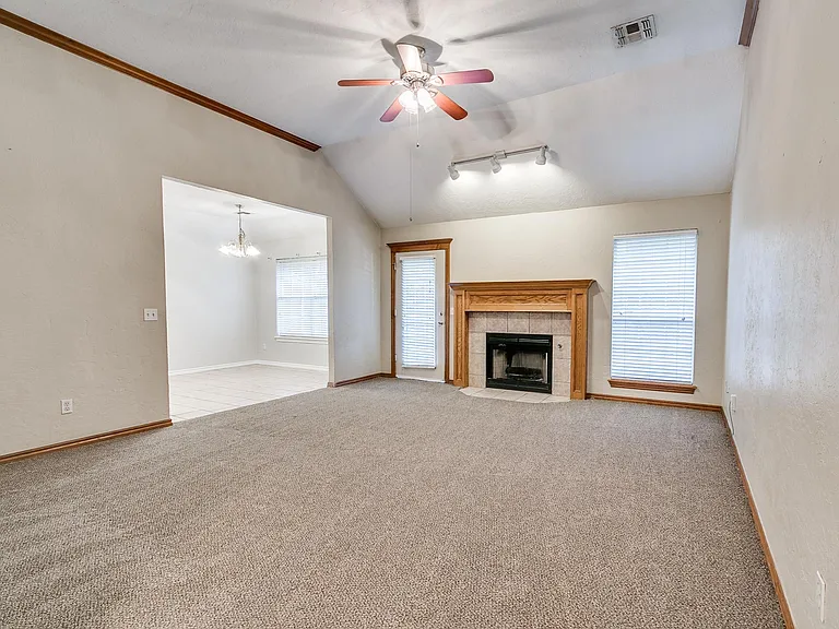 613 Katelyn Ln — Photo 18