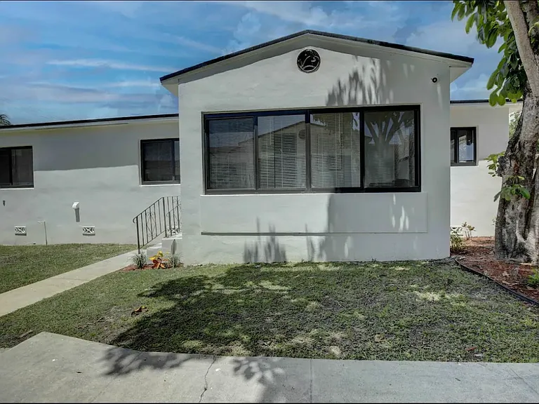 2127 SW 19th Ter — Photo 12