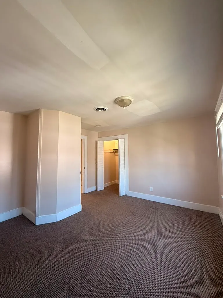 3 bed, 900 sqft, $1,425 — Photo 1