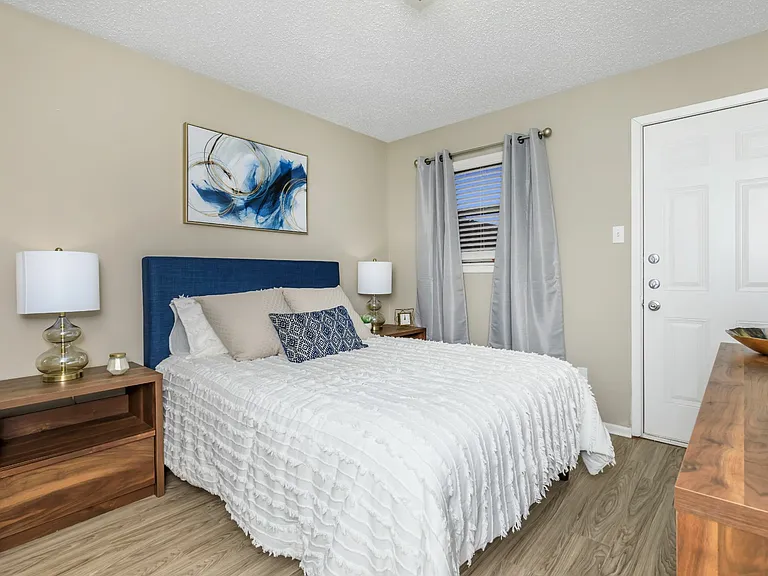 Oak Creek Apartments — Photo 19