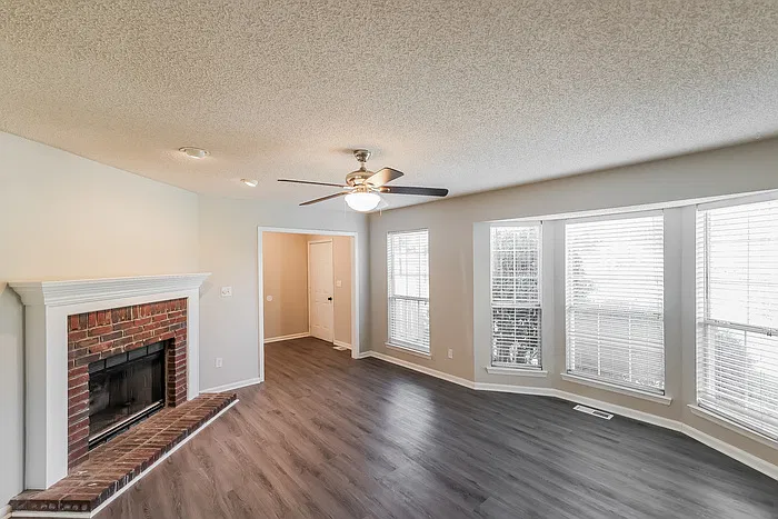 3 bed, 2.0 bath, 1334 sqft, $1,645 — Photo 3
