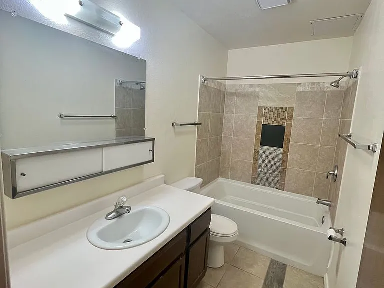 Hilltop House Apartments — Photo 20
