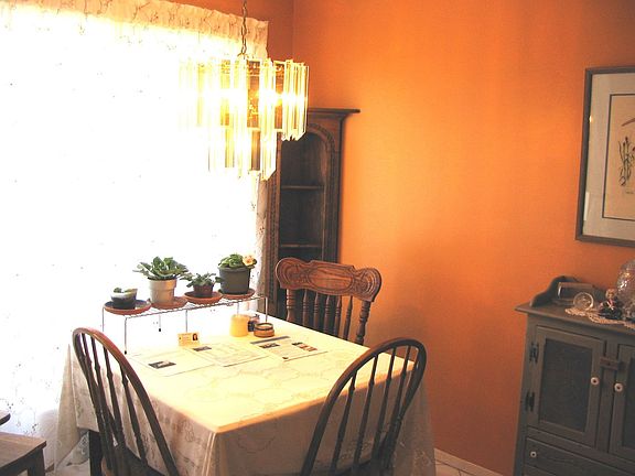 eat-in kitchen
