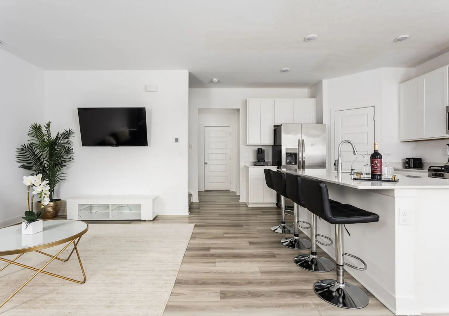 Stylish Westfield Retreat | Near Grand Park — Photo 3