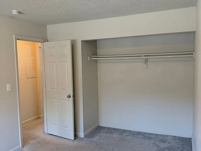 Willow Lake Apartments — Photo 12