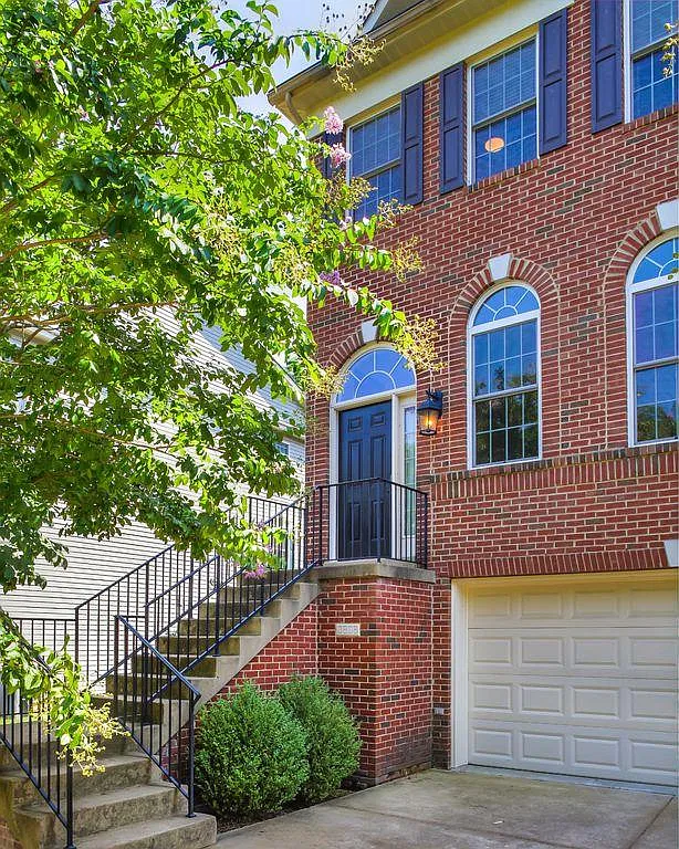3 bed, 2600 sqft, $3,900 — Photo 2