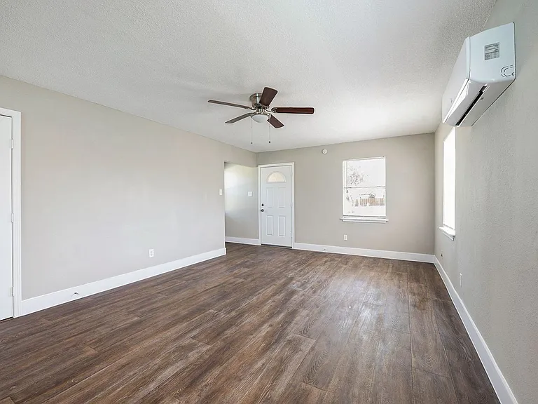 517 Center St — Photo 8
