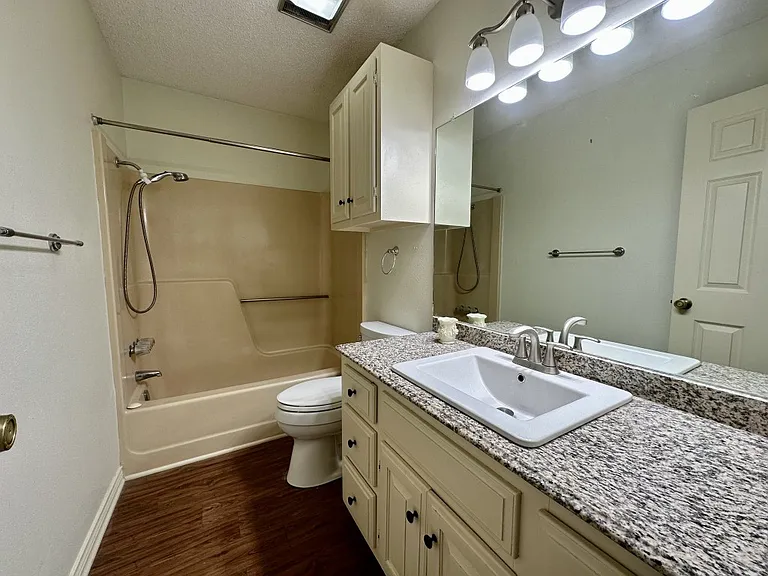 304 Amberwood Cir #304 — Photo 10