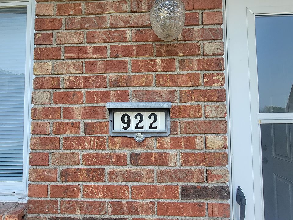 1st image of 922 E Illinois St