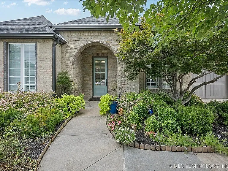 4 bed, 2772 sqft, $3,400 — Photo 2