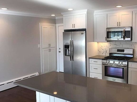 3rd image of 10 Meadow Ln