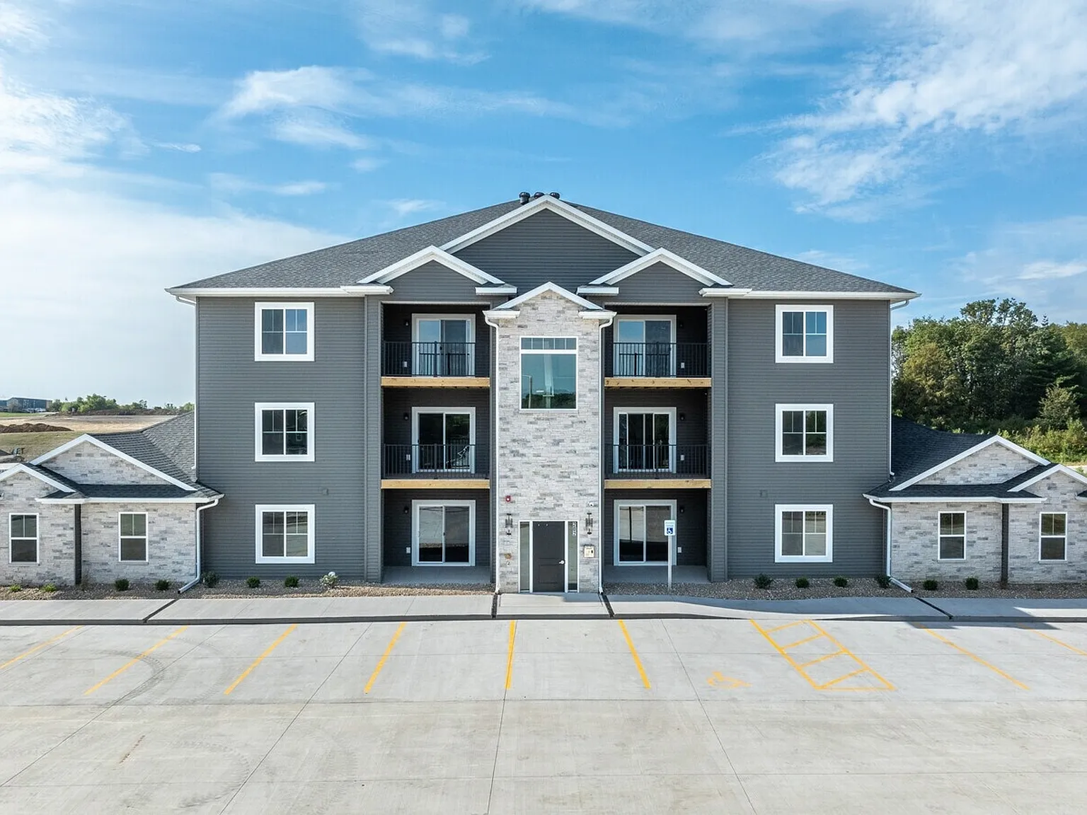 Modern 2-bed, 2-bath Suite in West Branch, Iowa. — Photo 2