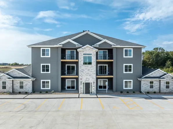 202 Sycamore Dr, West Branch, IA