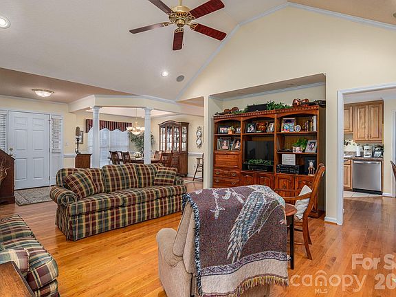 4th image of 107 Farmwood Dr