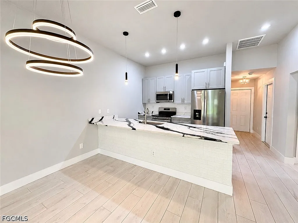 3 bed, 2.0 bath, 1400 sqft, $2,000 — Photo 2