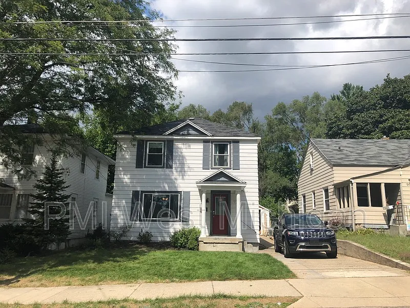 905 Hazen St SE photo 1