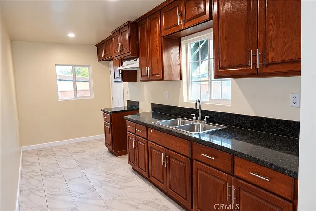 3 bed, 1048 sqft, $3,300 — Photo 2