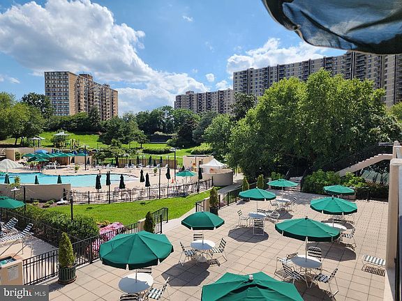 3rd image of 307 Yoakum Pkwy APT 1024