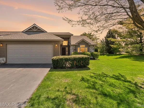 1127 Steph Ln, Brighton, MI 48116