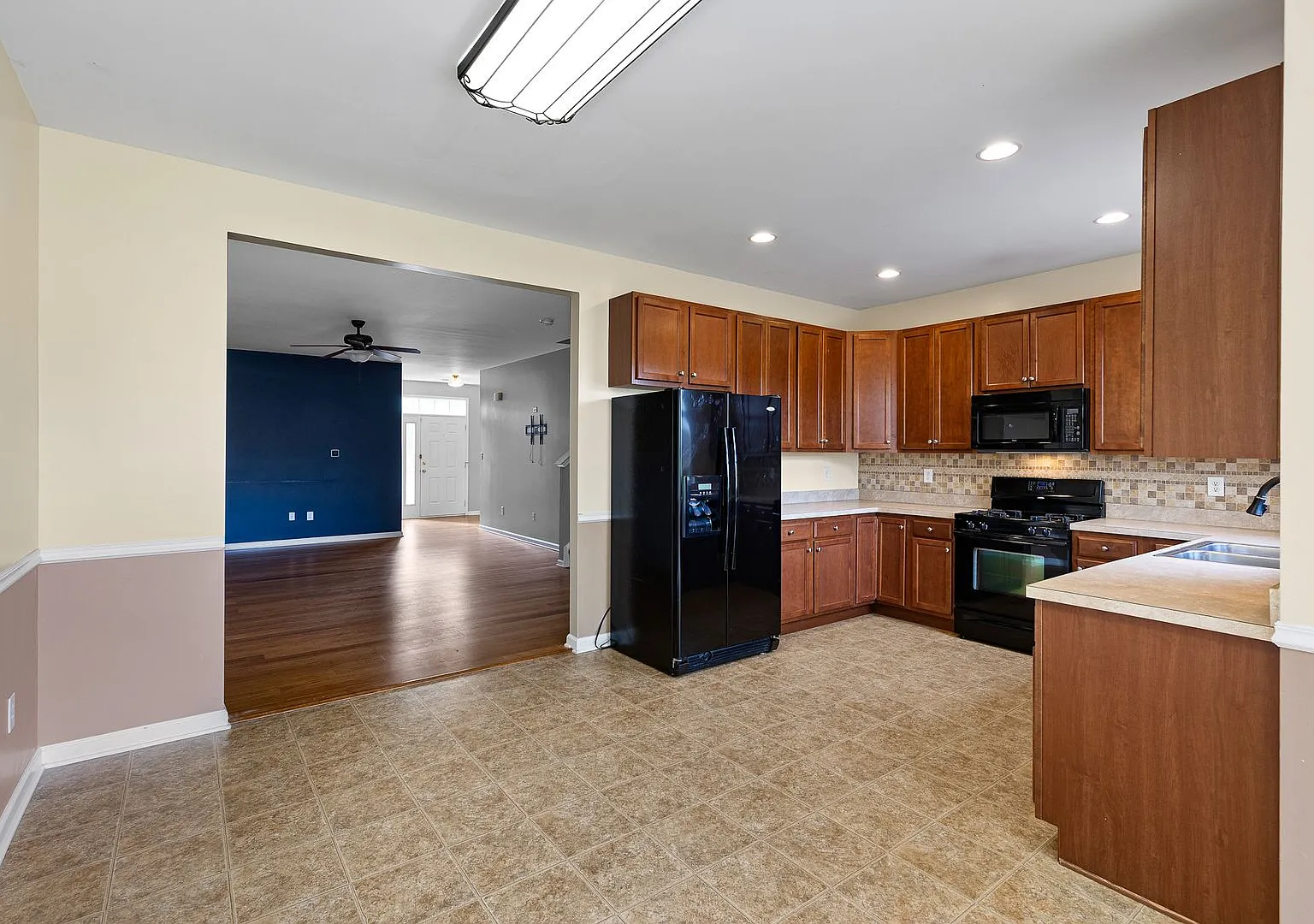 Spacious 3BR/2.5BA Middletown Townhome with Garage — Photo 4