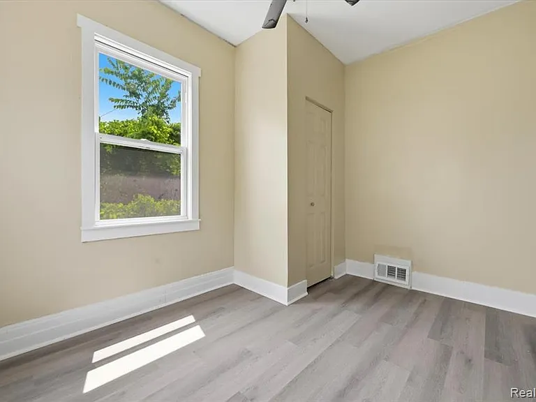 2245 W Grand St — Photo 13