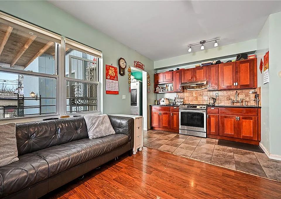 1st image of 22 28th Ave