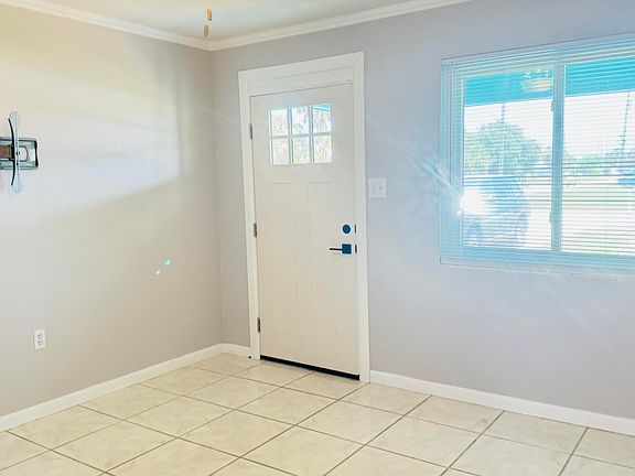 5th image of 215 Rockefeller Dr #B