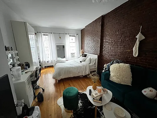 Rented by Salon Realty Corp | media 6