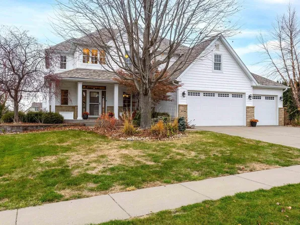 5726 New Castle Ln, Bettendorf, IA 52722