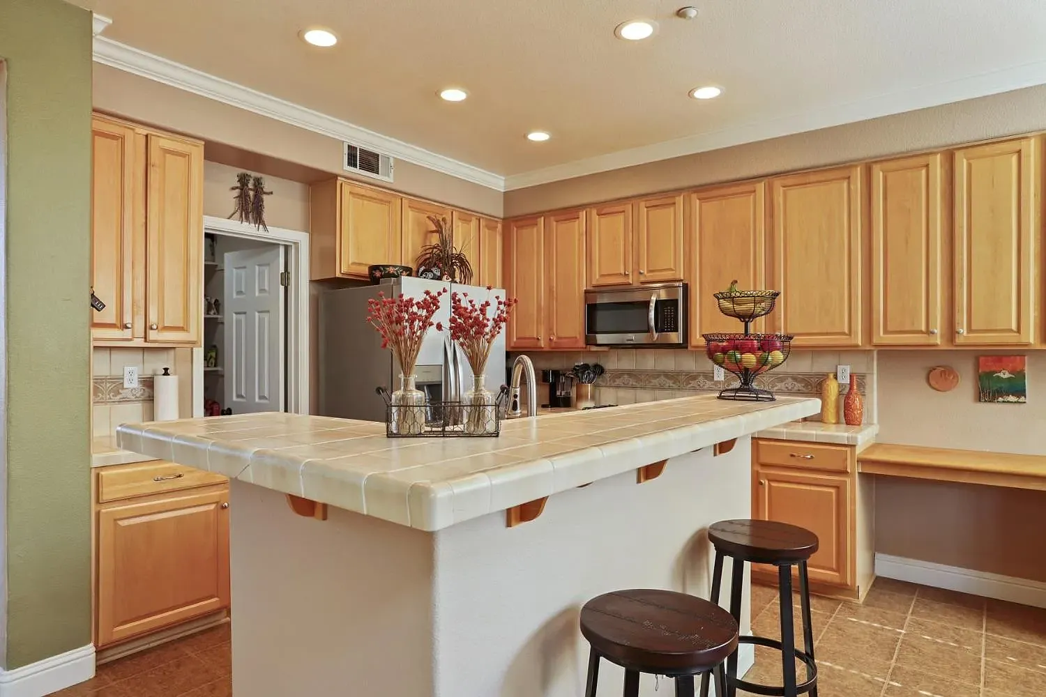 4 bed, 2.5 bath, 2344 sqft, $3,650 — Photo 4
