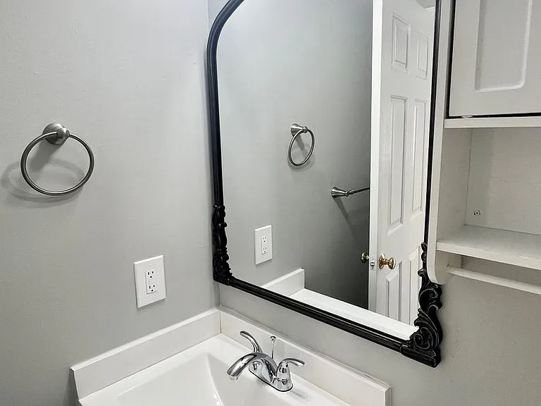 Two bedroom, one bath apartment in Burlington — Photo 12