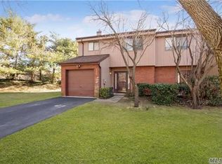 152 Timber Ridge Dr, Holbrook, NY 11741