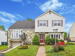 9813 Ferndale St, Philadelphia, PA 19115