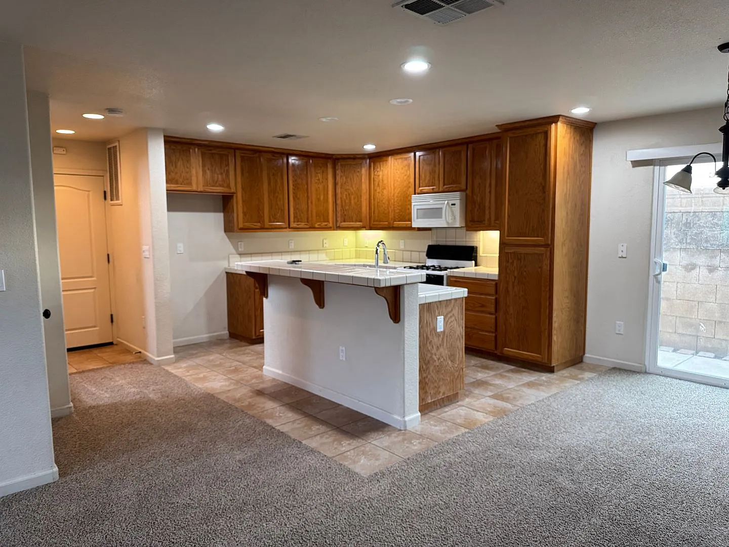 Beautiful Gustine Home Available In Gated Community — Photo 2
