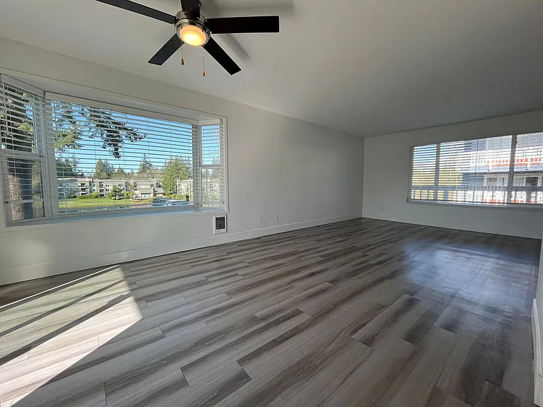 Lakeside Apartments — Photo 11