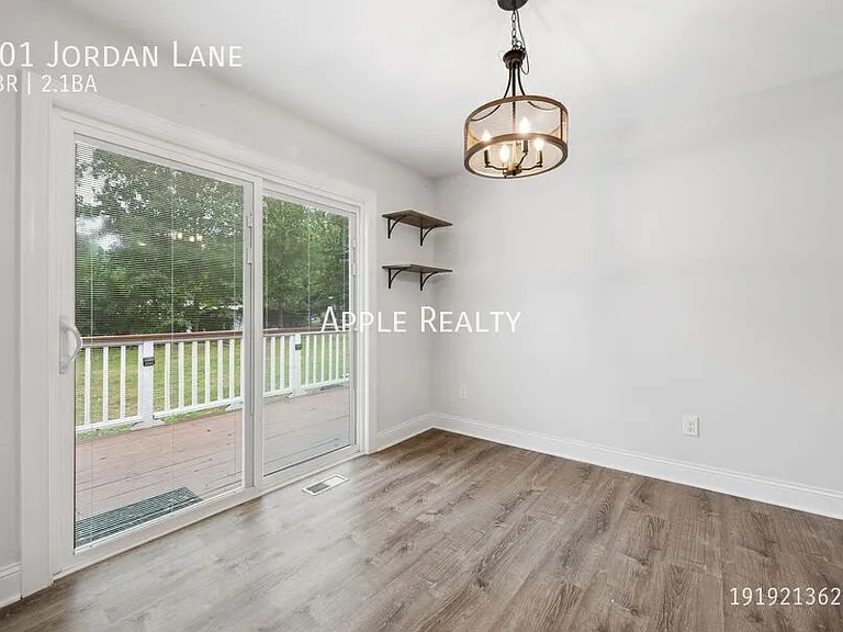 101 Jordan Ln — Photo 6