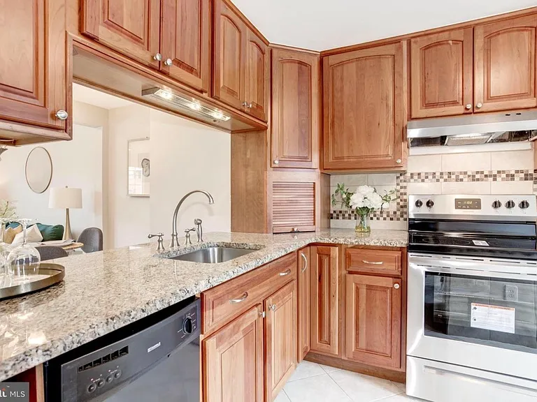 2822 S Meade St — Photo 2
